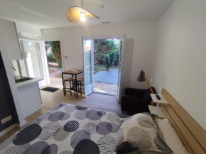 Studio with garden and pool, easy Nîmes access